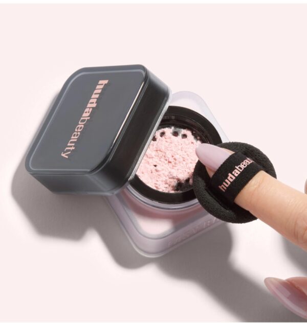 HUDA BEAUTY 
Easy Bake Blurring Loose Baking & Setting Powder , Color: Cherry Blossom mini size 6g - Imagem 4
